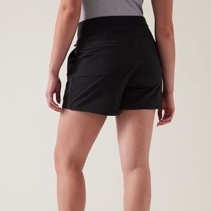 ATHLETA Women’s Brooklyn Short. Size 6. Black